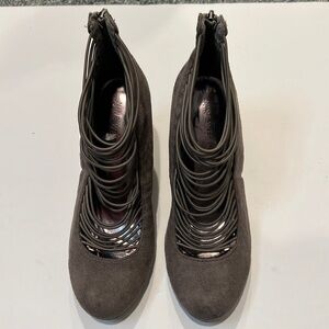 Chic’ Nine West Gray Wedges